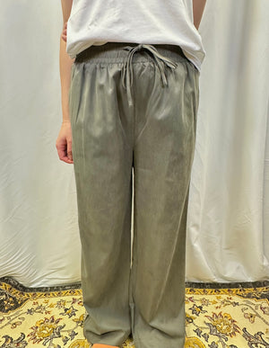 
            
                Load image into Gallery viewer, Wide Leg Pant with Pocket Detail
            
        